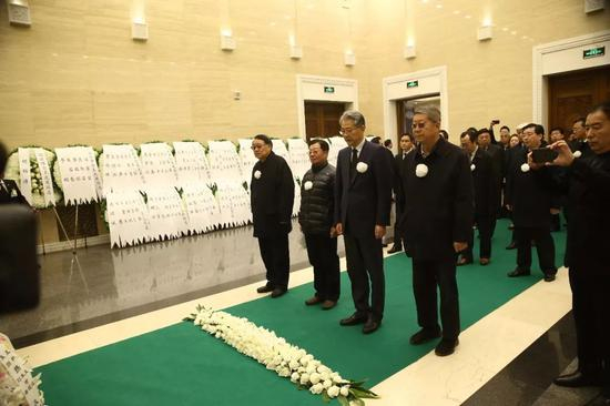 　　▲集团领导向遗体告别