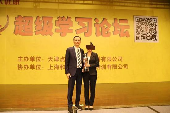 （照片1：陈安之与助理合影）