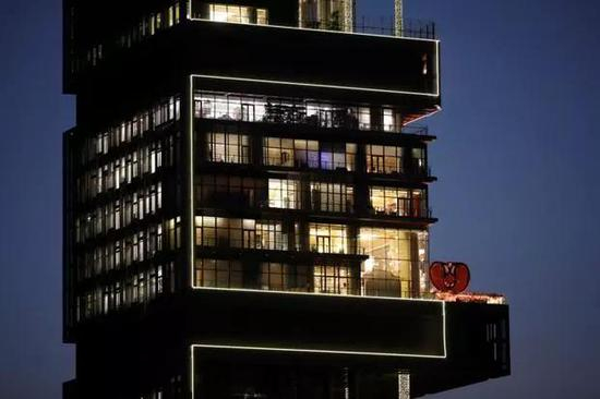 又搭建了一个可容纳两千人的宴会厅，再次把宝莱坞歌舞秀搬到了家里。