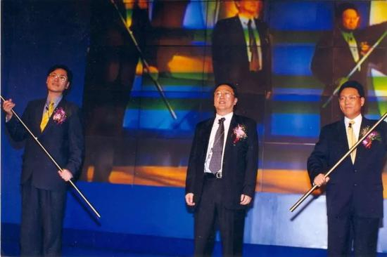 2000年，联想分拆，柳传志将两间公司的大旗分别交给了杨元庆和郭为