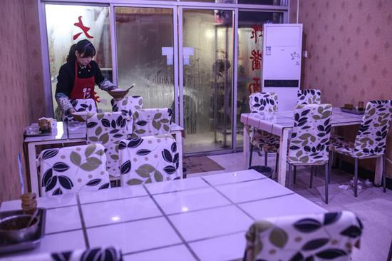 常苗苗在打理位于横漂聚居区的面馆，和去年相比食客少了1/3
