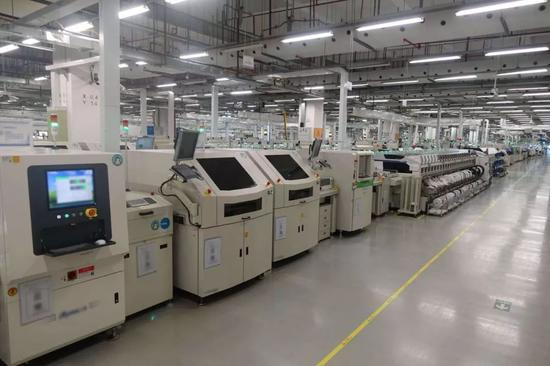 华为南方工厂手机生产线