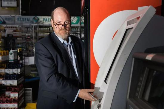 Spencer 表示，这项 45 分钟的演示可能违反了美国的数项银行法规。