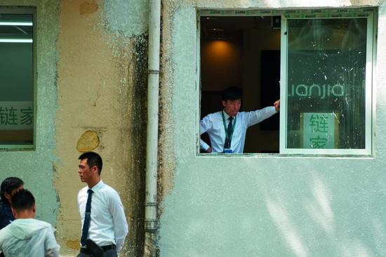 　北京的一家链家中介公司店面。图/视觉中国 