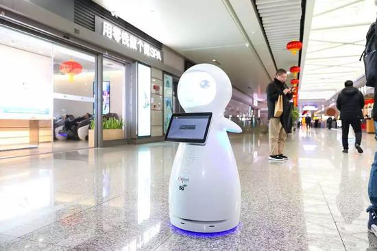 ▲5G网络下，问路、送餐机器人可以更智能