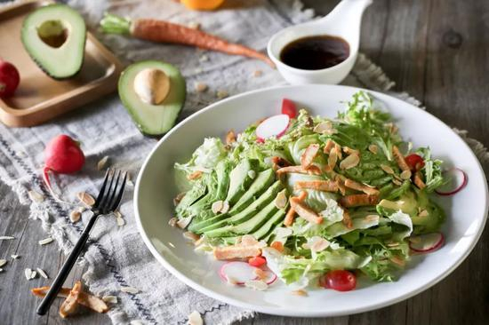 如今国内所有的西式餐厅几乎都有牛油果入菜