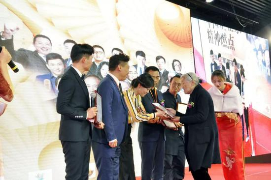 在紧凑的日程安排里，马建芬依然精神矍铄