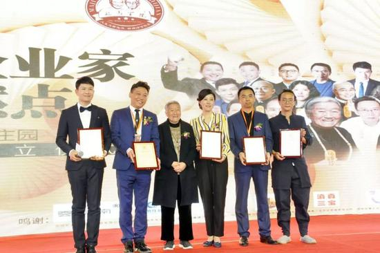  马静芬为学院顾问团颁发证书