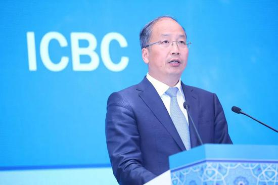 工行年薪最高的是董秘官学清和首席风险官王百荣，他们跻身了“百万大关”。