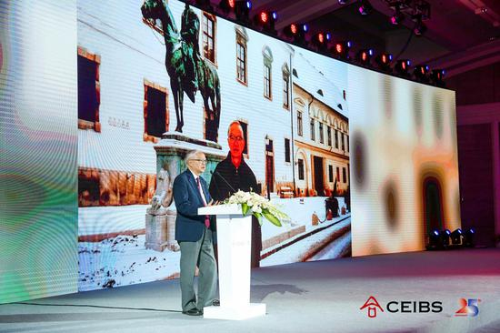 中欧国际工商学院终身荣誉教授吴敬琏