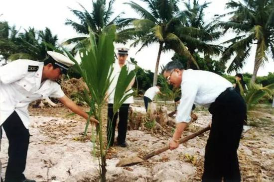 张国宝在西沙永兴岛植树
