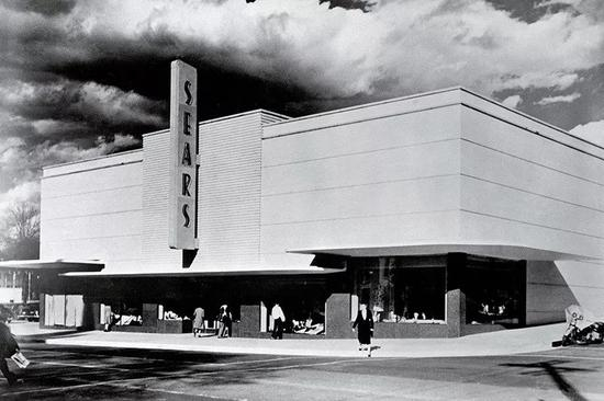 打造繁荣：密西西比州杰克逊市的一家西尔斯门店，1949年。西尔斯在20世纪40年代决定扩张业务网络，这是它在二战后的增长期实现垄断的关键。图片来源：Bettmann Archive—Getty Images