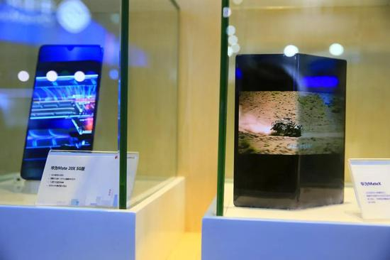 △第二届数字中国建设成果展览会上&nbsp;华为的最新款5G、折叠屏手机