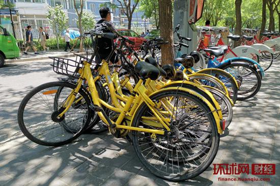 堆在北京街头一旁已损坏的小黄车。 环球网记者 邓云 摄