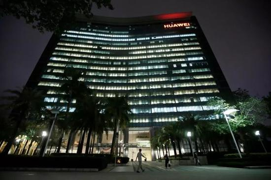 华为深圳总部，晚上22：04。