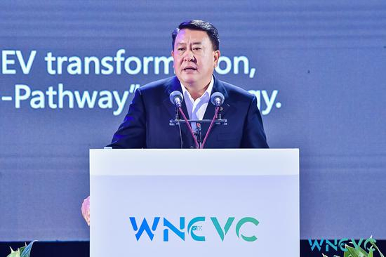 北汽董事长徐和谊认为，解决电动汽车续航痛点应从普及充电桩入手，一味追求电池能量密度不可取，但还是引来不小的争议