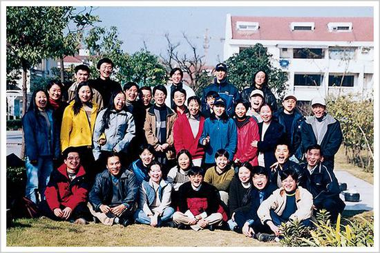 ▲1999年，公司创业团队在湖畔花园合影，之后搬到华星科技大厦