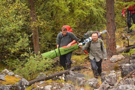  ▷杜杰（右一）与科研人员进行修复前的勘测