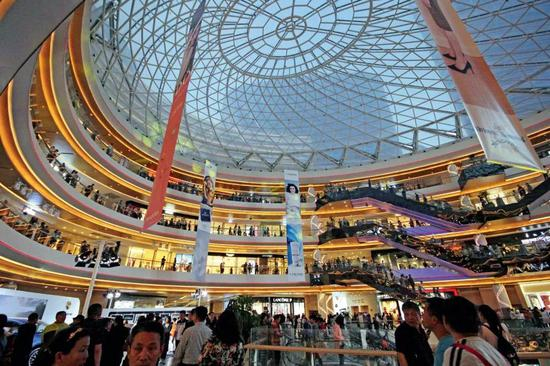 徐州的一家购物中心。位于苏鲁豫皖四省交界区域的淮海经济区，范围涵盖徐州、济宁、临沂、宿州等20个地级城市。图/中新