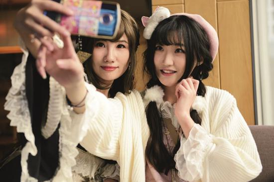 从最开始的单纯喜好，到逐渐成为洛丽塔资深玩家， “lo娘”慢慢形成了自己的生活方式。摄影/本刊记者 董洁旭