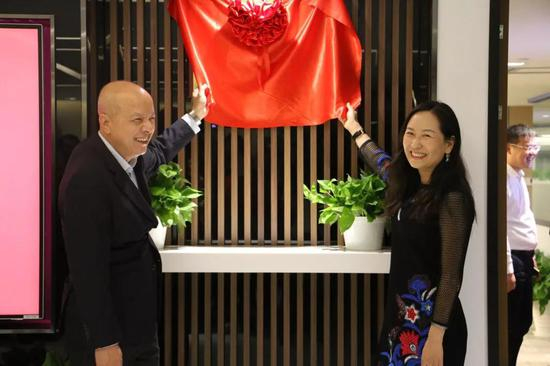 副理事长卢迈与史带投资顾问（亚洲）总裁董颖为会议室揭牌