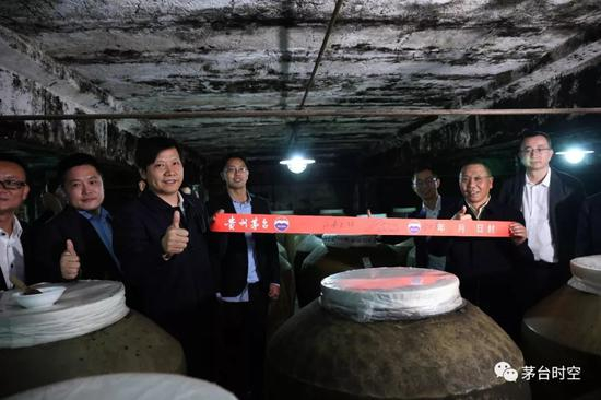 　雷军参观酒库并封坛