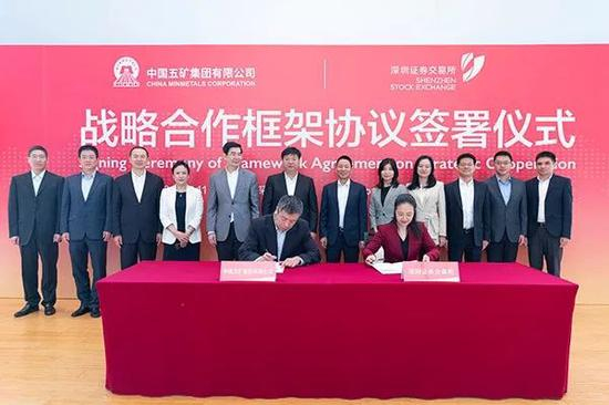 国文清与王建军共同见证双方签约&nbsp;