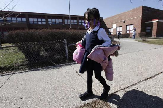 | 2010年3月17日，5岁女孩Payton Williams走出Bunche小学校门。因为财政赤字，底特律172所公立学校中有四分之一以上被关闭。当地财务官员称Bunche小学将在当年6月关闭。