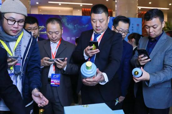 嘉宾扎堆拍摄鼠年生肖酒