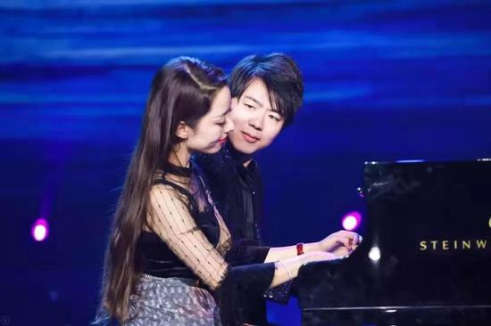 郎朗和吉娜共同演奏《彩云追月》