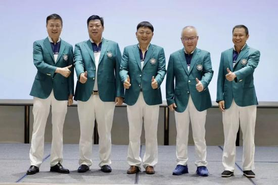 ▲中国企业家俱乐部理事、球队核心发起人张醒生与现场4名年度转终身队员