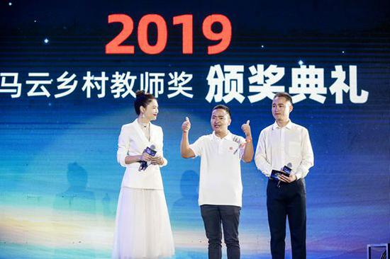 2019马云乡村教师奖获奖人王泽（中），是一名90后