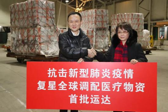  首批物资在凌晨抵达上海，第一时间捐赠给疫情防控工作