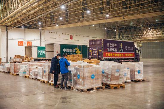 武汉红十字会仓库现场（蔡小川 摄）