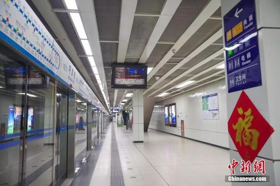 　1月29日，受新型冠状病毒感染的肺炎疫情影响，北京地铁6号线车站内客流稀少。中新社记者 贾天勇 摄