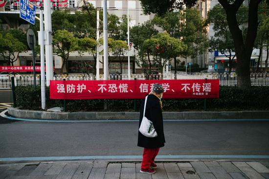 武汉街上的行人 图片来源：每经记者 张建 摄