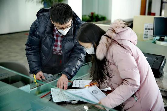 浦发银行支援大连某化工企业防疫物资的生产