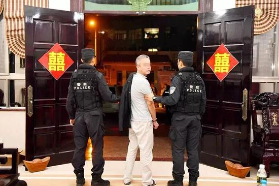 　·警方抓获黄鸿发
