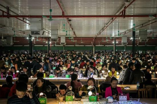 　广东一个交易市场内，数百商家用淘宝直播卖玉器，场面喧哗嘈杂。