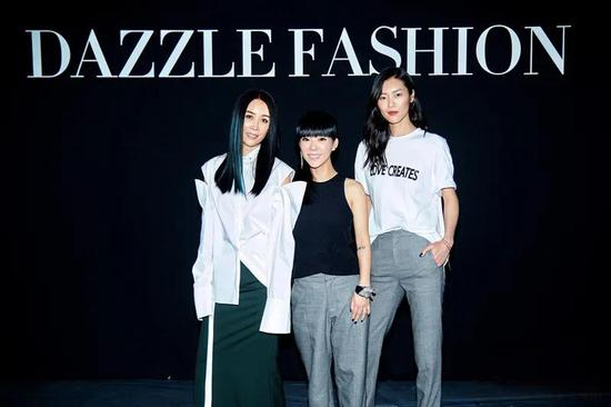 马瑞敏（中）与歌手那英、超模刘雯出席品牌活动。