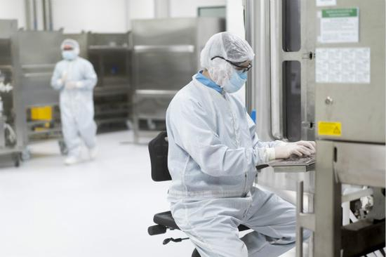 8月14日，科学家在阿根廷布宜诺斯艾利斯省加林市的新冠疫苗研究实验室内工作，准备生产由英国牛津大学和英国制药公司阿斯利康合作开发的新冠疫苗。新华社图。