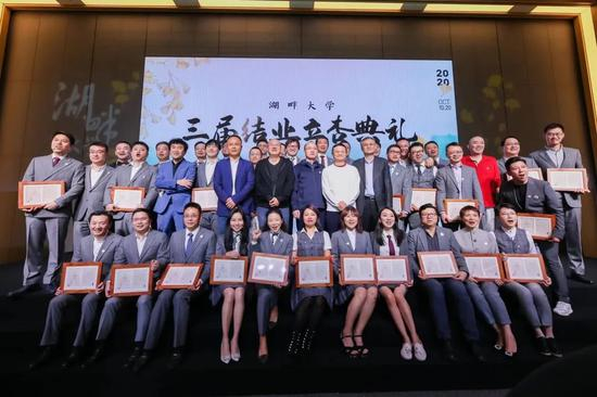 前排自右向左第三名为宿华