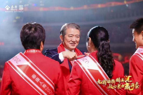  陈东升董事长为连续10届入围TOP峰会的精英颁奖
