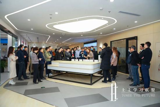▲土士学习联盟学员在贝壳找房新总部大楼参观，体验贝壳黑科技