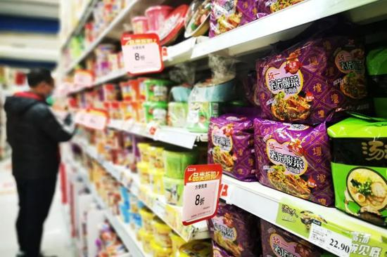 永辉超市的方便面货架，仍看不到今麦郎的身影。欧阳叶萍 摄