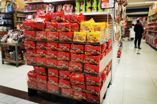立于超市方便食品区域焦点位的康师傅堆头。&nbsp;欧阳叶萍&nbsp;摄