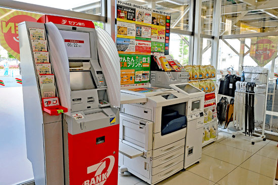日本便利店内的ATM机与打印机