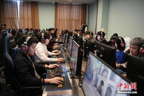 资料图：一职业学院电竞教育中心内，学生在课堂上练习当下热门的电竞游戏。中新社记者 张瑶 摄