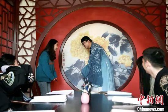 资料图：图为西安“剧本杀”玩家。　张远 摄