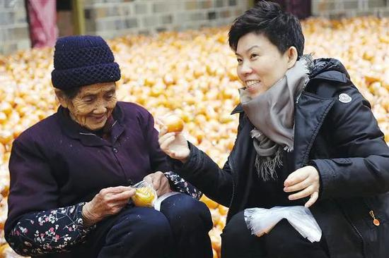 邓亚萍帮助老太太卖滞销椪柑